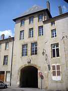 Les vestiges de l'ancien château, dont : la porte ;