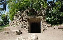 A Tihanyi Forrás-barlang bejárata