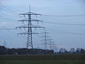 Der von Pfungstadt kommenden Trasse sieht man an, daß nicht alle Kreise darauf für 380 kV ausgelegt sind. Der 220-kV-Kreis links unten kann es aber nicht sein: der wird über den nordöstlichen Abspannmast etwas abenteuerlich auf die Trasse nach Gräfenhausen geführt (und sieht dort wie 380 kV aus).