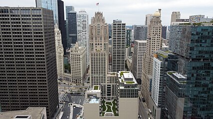 Tribune Tower en julio de 2021, con adiciones notables en parte de la conversión del condominio.