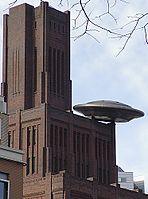 UFO artificiale, Zover (1999) dallo scultore Marc Ruygrok sul palazzo soprannominato "Inktpot".