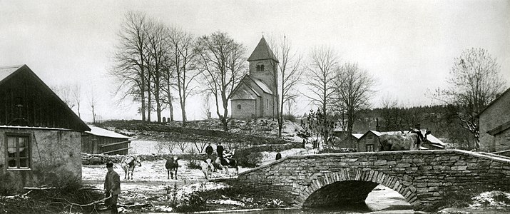 Våmbs kyrka och stenvalvsbron över Våmbsbäcken 1910.