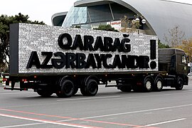 由繳獲的亞美尼亞軍車車牌組成的大型看板