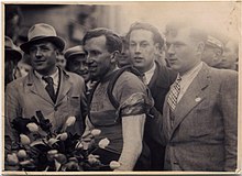 Zegevierende Briek Schotte na eerste etappe Dwars door België 1946, Sint-Truiden (коллекция KOERS. Музей ван де Виллерспорта) .jpg