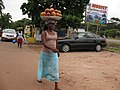 Ghanaische Händlerinnen auf dem Weg zum Markt, Juli 2009