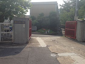 京都市山科区にある安朱小学校の正門の写真です。