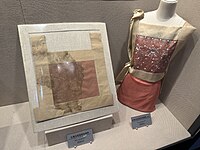 吐鲁番博物馆展出阿斯塔那古墓群出土的红地鸟笼卷草纹刺绣及其复制品