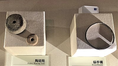 陶紡輪、銅手鐲，出土自海門口遺址，藏於雲南省博物館