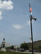 Monumento y asta de bandera