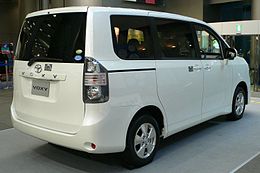 2007 Toyota Voxy 02.jpg