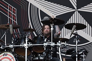 Scott Phillips performing with Alter Bridge in 2017.