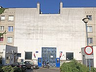 Budynek mieszkalny przy ul. Surowieckiego 2. Widok na bramę nawiązującą do architektury historycznej od strony ul. Puławskiej