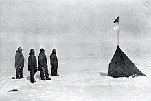 אמונדסן (משמאל) וחבריו בפולהיים, הקוטב הדרומי, דצמבר 1911