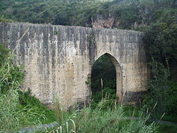 Остатки акведука нормандской эпохи.
