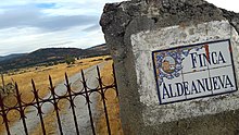 Puerta de acceso al camino que conduce a Aldeanueva desde la CL-601 a la altura de Carrascalejo