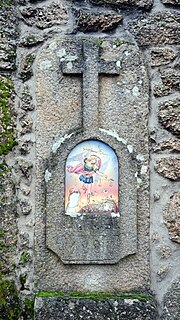 Painel do Arcanjo Miguel, numa fachada de habitação, Monte do Bispo