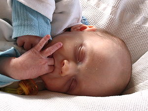 English: Baby sucking fingers... or pacifier F...