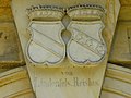 Wappen an der Familiengruft der Familie Lindenfels-Reislas auf dem Bayreuther Friedhof