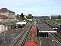 Blick von der Fußgängerbrücke über die Bahnsteige nach Osten