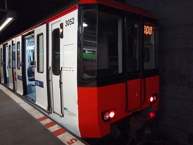 Unidad Serie 3000 del Metro de Barcelona en la cabecera Estación de Trinitat Nova