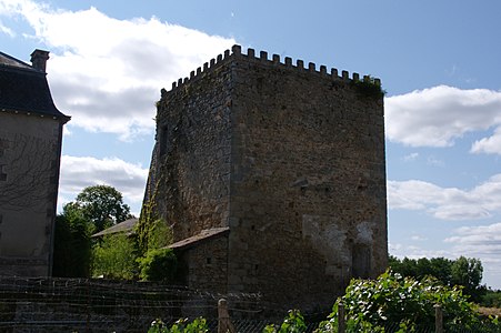 Der übriggebliebene Turm des Château de Champniers