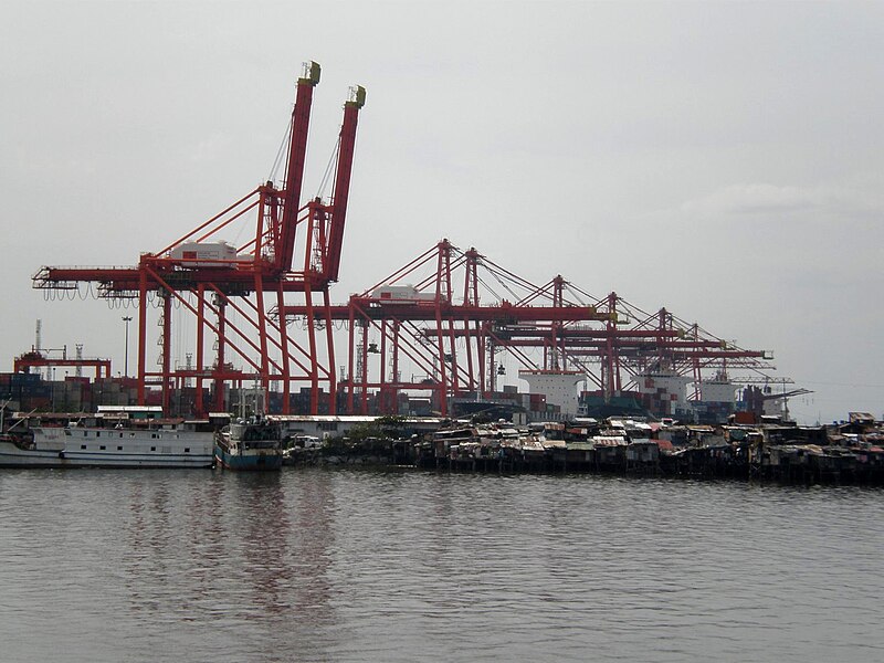 File:Cranes and Squatters at Manila North Harbor.JPG