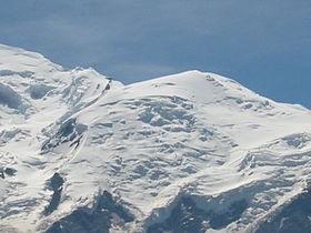 Le mont Blanc (à gauche), les Bosses (au centre) et le dôme du Goûter (à droite).