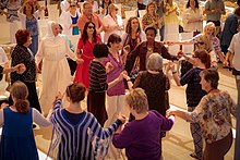 Еврейские и христианские женщины танцуют в кругу