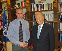 Wikinews reporter David Shankbone with Israeli president Shimon Peres in 2007 David Shankbone and Shimon Peres.jpg