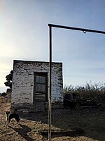 Deposito de bomba con su equipamiento casi intacto.