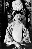 1920年、30年代，在天津居住时期，身穿旗服、佩戴大拉翅的婉容。