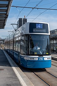 Wagen 4001 auf Linie 4 an der Haltestelle Sportweg