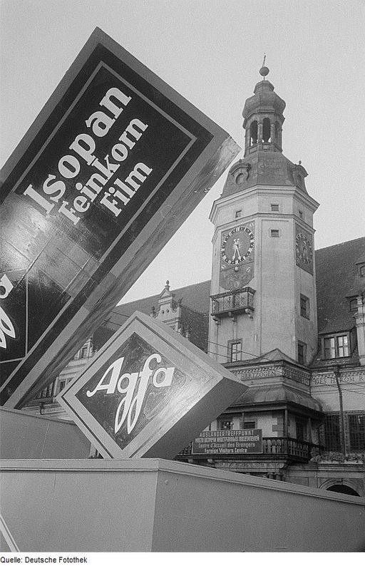 Fotothek df roe-neg 0006707 016 Werbung der Wolfener Agfa für Isopan Feinkorn-Film, im Hintergrund das Alte Rath