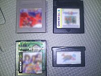 Két Game Boy és (alul) egy GBC, illetve egy GBA kazetta