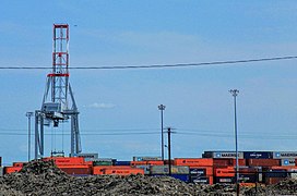 Grue et conteneurs maritimes dans le terminal Racine.