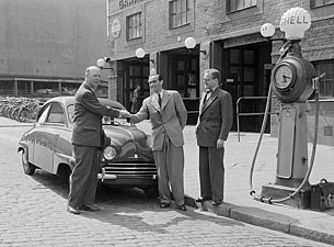 Gunnar V Philipson (till vänster) och en Saab 92 framför Automobilpalatset, 1950.