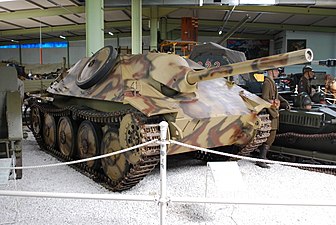 En tjeckisk G-13 ombyggd för att se ut som den kända Jagdpanzer 38(t). Många G-13 har blivit ombyggda för att se ut som Jagdpanzer 38(t) för att locka besökare till museum. Hjulet på sidan av vagnen avslöjar den.