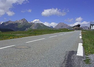 Passhöhe des kleinen Sankt Bernhard von Süden mit Blick auf den Mont Blanc