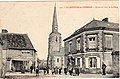 Carte postale ancienne montrant à gauche le porche d'un hôtel, au fond le clocher très pointu d'une église et à droite une maison à pans coupés avec pompe à eau.