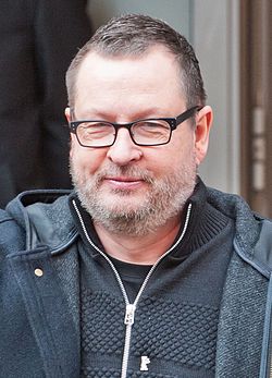 Lars von Trier poistumassa Nymphomaniac -elokuvan lehdistötilaisuudesta Berliinin elokuvajuhlilla vuonna 2014.