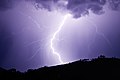 El rayo es una poderosa descarga electrostática natural, producida durante una tormenta eléctrica. La descarga eléctrica precipitada del rayo es acompañada por la emisión de luz (el relámpago), causada por el paso de corriente eléctrica que ioniza las moléculas de aire. La electricidad (corriente eléctrica) que pasa a través de la atmósfera calienta y expande rápidamente el aire, produciendo el ruido característico del rayo, el trueno. Por Fir0002