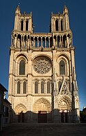 S. 39 - Collégiale Notre-Dame de Mantes-la-Jolie, Westfassade, obere Geschosse 1200–1220 nach vorbild von Laon, Rose um 1220