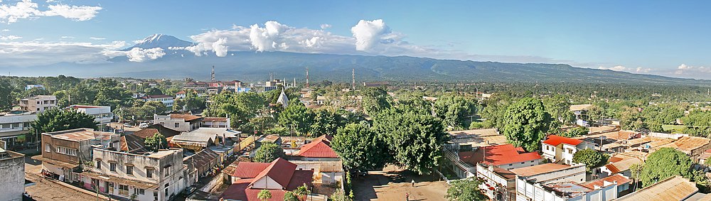 Panoramo de Moshi kun vido al Kilimanĝaro en fono