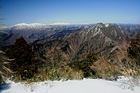 北側の展望、花房山と遠景は能郷白山と白山