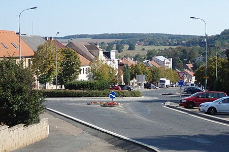 La place centrale vue depuis l'ouest.