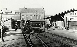 Gezicht op het tramstation te Wageningen, met een stoomlocomotief uit de serie NS 6900; circa 1940.