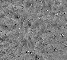 大シルチス中央部の昼のテミスによる赤外線モザイク画像。ニリ・パテラとメロエ・パテラがそれぞれ中心の左上と右下に見える。