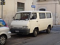 Nissan Trade Combi (version mixte passagers et marchandises).