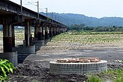 浊水溪北岸河床中的第一代浊水溪桥桥墩遗迹。