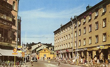 Olof Palmes plats mot Storgatan och varuhuset Tempo i kvarteret Castor. Innan högertrafikomläggningen
